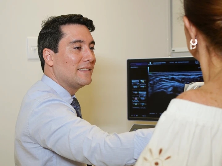 Médico explicando o resultado do exame para a paciente no consultório